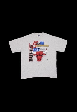 VINTAGE 90S CHICAGO BULLS NBA GRAPHIC PRINT T-SHIRT IN GREY