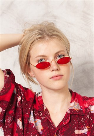 RETRO STYLE NARROW SUNGLASSES WITH RED LENS