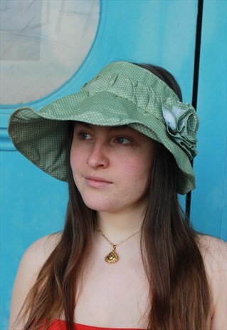 GREEN VISOR HAT WITH FLOWER BROOCH