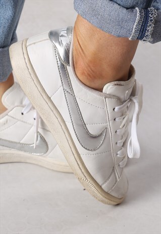NIKE TRAINERS UK 5 , US 5.5Y SILVER TICK (ECV)