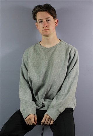 VINTAGE NIKE SWEATSHIRT IN GREY WITH EMBROIDERED LOGO. SIZE