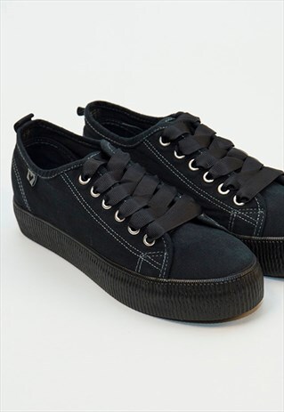 WALK IN PITAS BLACK CANVAS TRAINERS