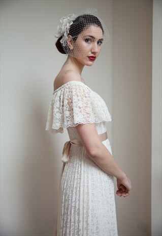VINTAGE 70'S, LACE, OFF THE SHOULDER, PRETTY WEDDING DRESS.