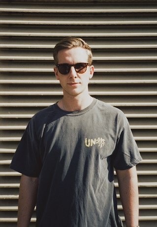 ESSENTIALS VINTAGE 'BOLT' TEE - WASHED BLACK