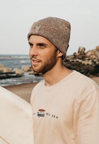 'SEAHORSE' EMBROIDERED BEANIE HAT IN CAPPUCCINO BROWN