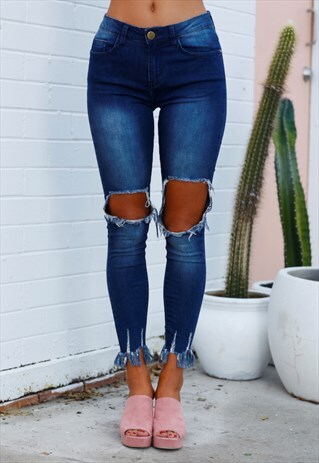 RIPPED KNEE JEANS WITH FRAYED HEM