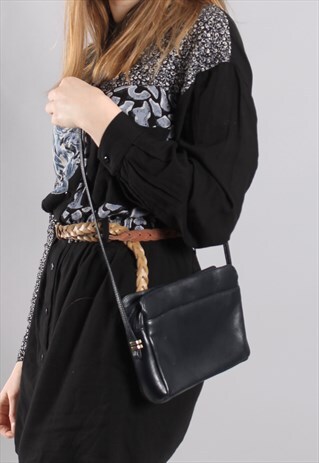 VINTAGE 90S NAVY BLUE LEATHER CROSS BODY BAG