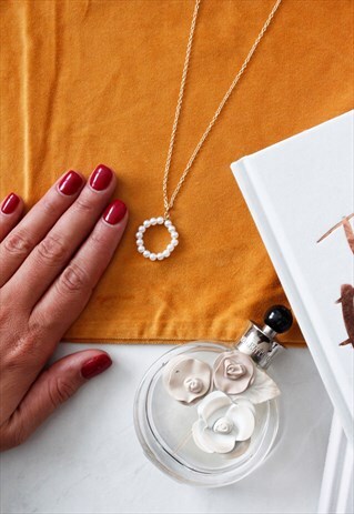 PEARL MONOGRAM INITIAL 'O' GOLD CHAIN STATEMENT NECKLACE