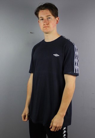 VINTAGE UMBRO T-SHIRT IN NAVY WITH EMBROIDERED LOGO AND LOGO