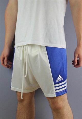 VINTAGE ADIDAS SHORTS IN WHITE WITH EMBROIDERED LOGO AND DRA