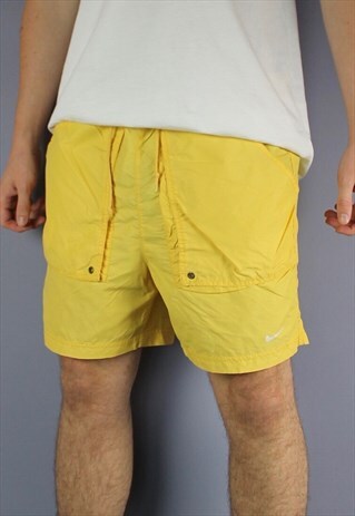 VINTAGE NIKE SHORTS IN YELLOW WITH POCKETS, PRINTED LOGO AND