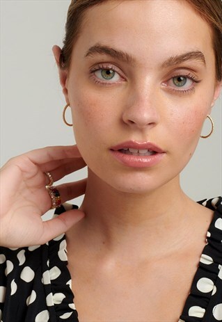 THIN HOOP EARRINGS IN GOLD WITH WHITE CUBIC ZIRCONIA STONES