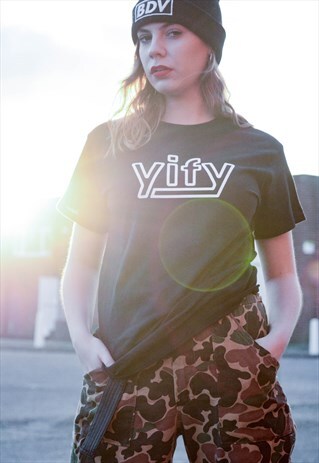 OVERSIZED T-SHIRT IN BLACK WITH GRAPHIC LOGO.