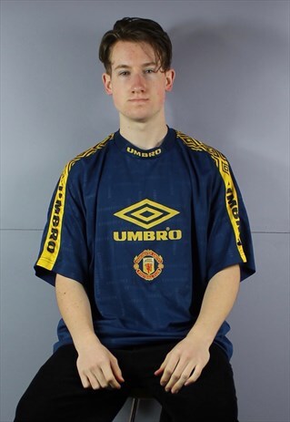 VINTAGE UMBRO MANCHESTER UNITED FOOTBALL T-SHIRT IN NAVY BLU