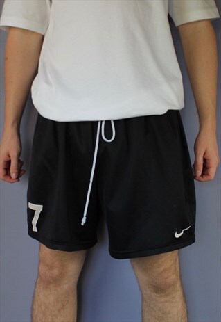 VINTAGE NIKE SHORTS IN BLACK WITH A EMBROIDERED LOGO AND DRA
