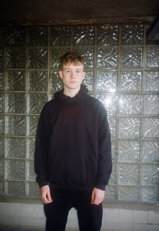 BLACK HEAVYWEIGHT HOODIE WITH WOVEN LABEL DETAILS