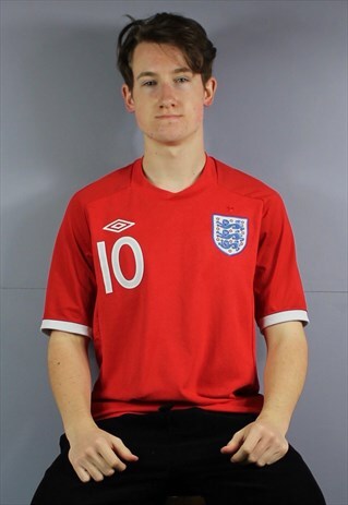 VINTAGE UMBRO ENGLAND FOOTBALL SHIRT IN RED WITH EMBROIDERED