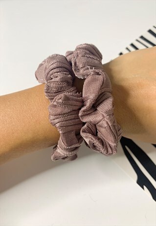 RIB SCRUNCHIE IN LIGHT BROWN