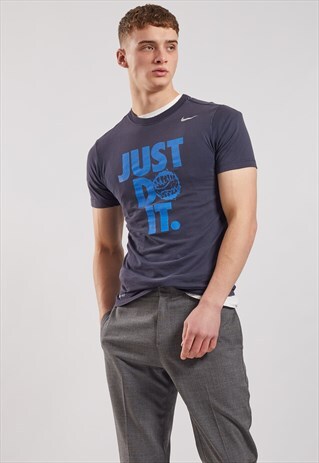 VINTAGE NIKE T-SHIRT