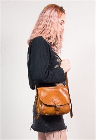 90'S VINTAGE TAN LEATHER SHOULDER CROSS BODY SADDLE BAG