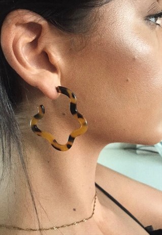 SILKS AND STARS TORTOISESHELL WAVY HOOP EARRINGS