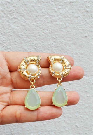 DELICATE STUD EARRING WITH GREEN STONE