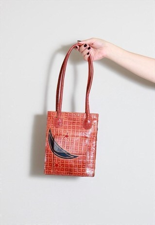 VINTAGE 1970'S TAN LEATHER MOON PATTERN HANDBAG.