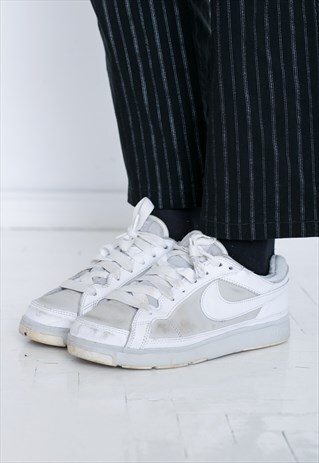 VINTAGE WHITE NIKE TRAINERS