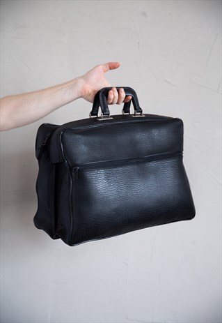 VINTAGE BLACK FAUX LEATHER TRAVEL BAG . UNISEX