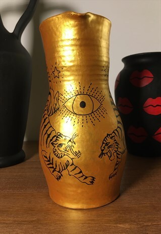 VINTAGE CERAMIC VASE IN GOLD WITH TIGERS