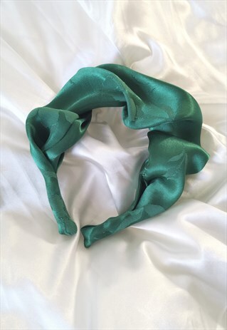 SATIN SCRUNCHIE HEADBAND IN LUSCIOUS GREEN
