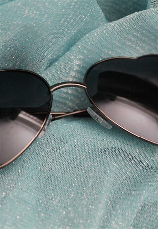 BLACK HEART SHAPED SUNGLASSES