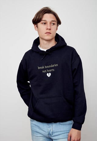 VESTITUS EMBROIDERED SLOGAN PULLOVER HOODIE BLACK