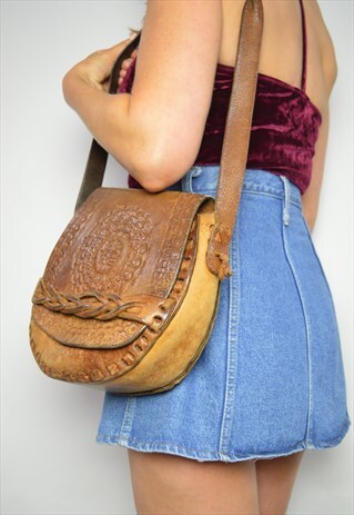 VINTAGE 70S TAN BROWN LEATHER FLORAL TOOLED SADDLE BAG BOHO