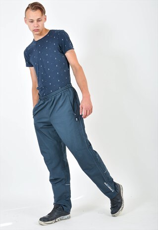 VINTAGE UMBRO SHELL JOGGERS IN BLACK