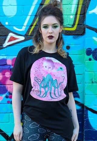 BLACK GRAPHIC TEE WITH BABY KRAKEN DOLL PRINT