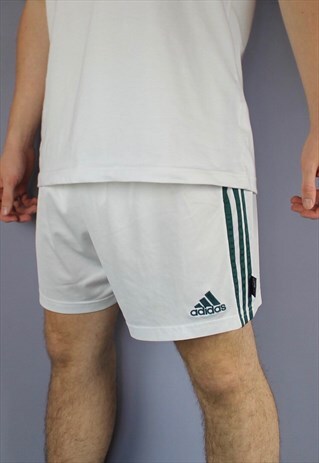 VINTAGE ADIDAS SHORTS IN WHITE WITH EMBROIDERED LOGO AND DRA
