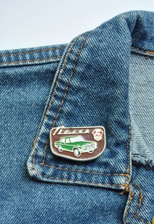 VINTAGE VOLGA GAZ RETRO CAR METAL PIN