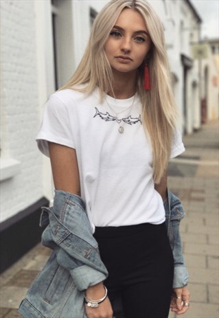UNISEX T-SHIRT IN WHITE WITH SHARK EMBROIDERY