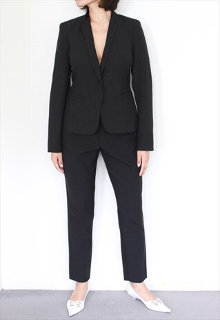 BLACK MINIMAL SUIT