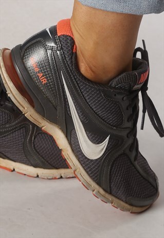 NIKE AIR TRAINERS UK 7. US 9 (K73Q)