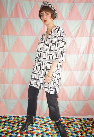 VINTAGE 90S BLACK / WHITE ABSTRACT OVERSIZED V NECK T-SHIRT