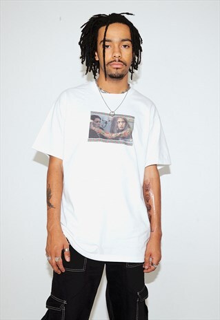 T-SHIRT IN WHITE WITH TATTOOED PICTURE FRAME PRINT