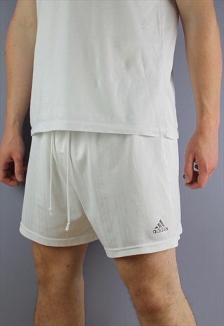 VINTAGE ADIDAS SHORTS IN WHITE WITH LOGO AND DRAWSTRINGS. SI