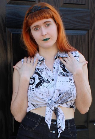 VINTAGE 80'S BLACK & WHITE GEOMETRIC TIE FRONT CROP TOP