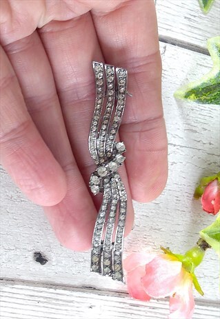 VINTAGE LONG SILVER TONE METAL BROOCH WITH CLEAR STONES