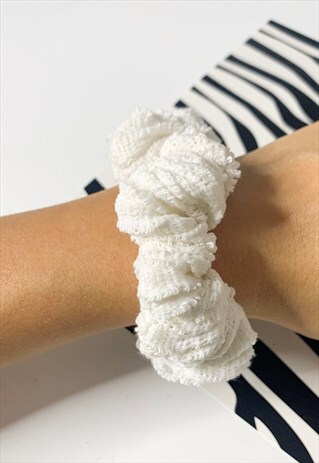 TEXTURED SCRUNCHIE IN OFF WHITE