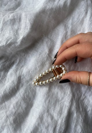 SHORT FAUX PEARL POINTED HAIR CLIP