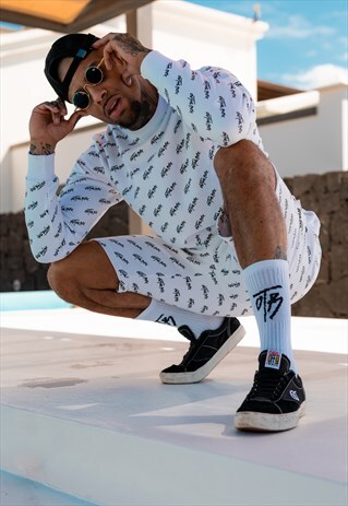 WHITE ECHO SWEATSHIRT WITH BLACK SIGNATURE DETAIL.