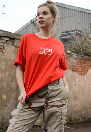 SHADOW GRAPHIC PRINT OVERSIZED T-SHIRT IN RED.
